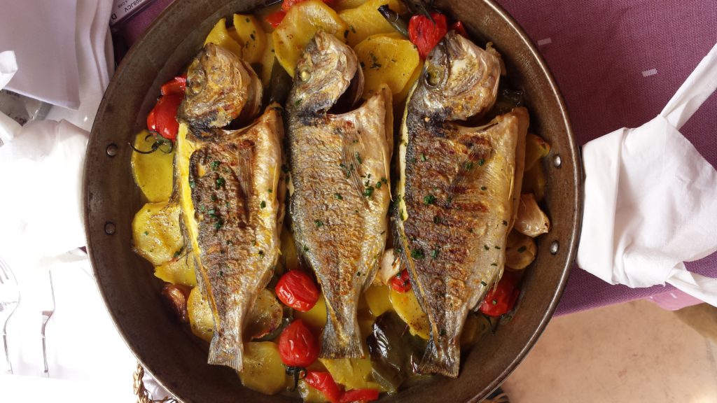 Pescado al horno al estilo ibicenco