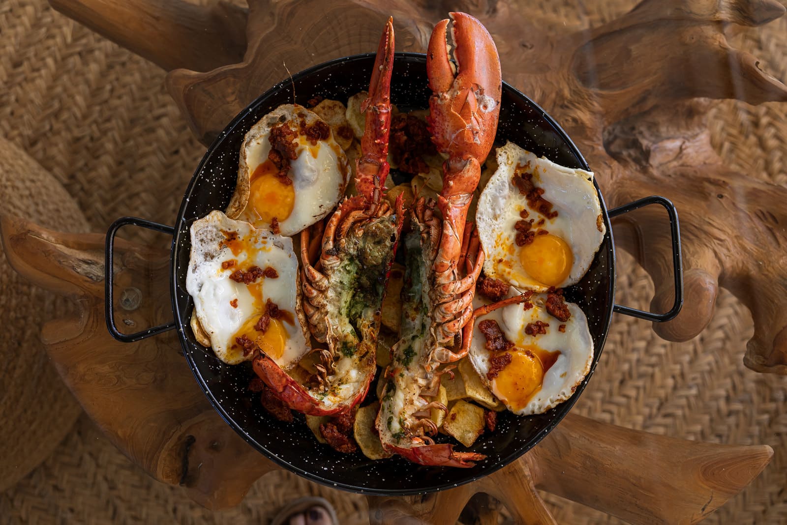 bogavante con huevos fritos, patata ibicenca y sobrasada 