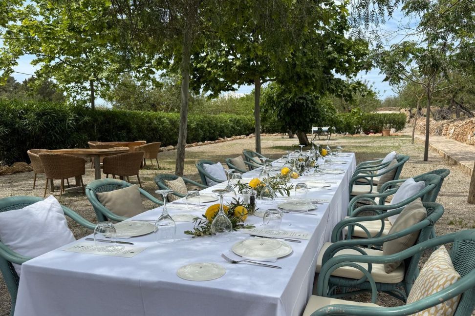 Cena en la terraza del restaurante de Can Lluc en Ibiza