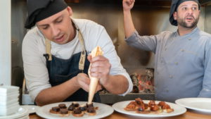 Equipo del Restaurante Can Lluc preparando una propuesta gastronómica mediterránea en Ibiza