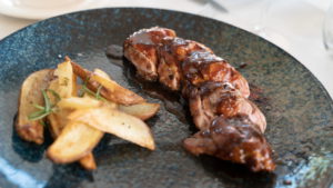 Plato de carne preparado en el Restaurante Can Lluc para una cena especial en Ibiza